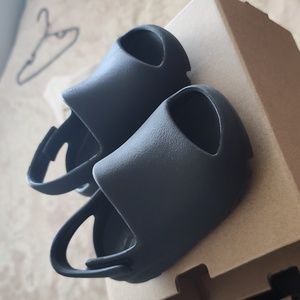 Yeezy slides toddler size 6k